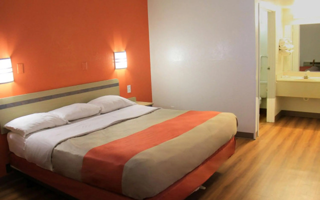 Motel 6 Enfield, CT - Hartford