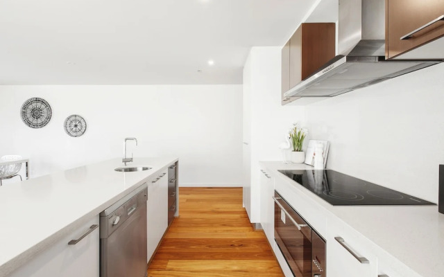 The Jetty Beach Apartment by Ready Set Host