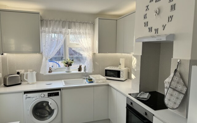 Modern 3-bed Hideaway Near Westgate With Parking