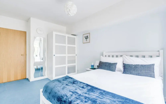 Central London Cosy Apartment With Parking