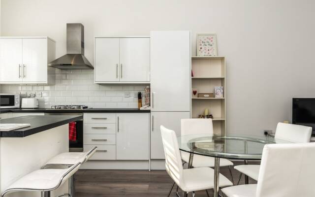 Modern 3BD House Near Heathrow and Tube Station