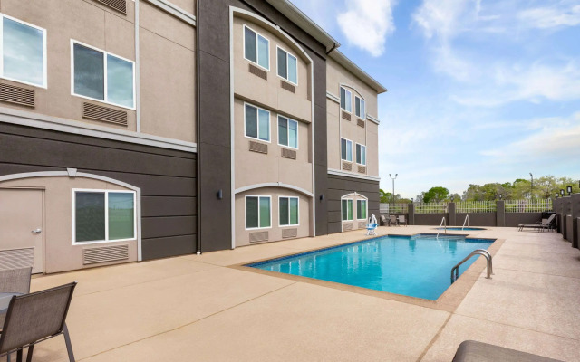 La Quinta Inn & Suites by Wyndham Angleton