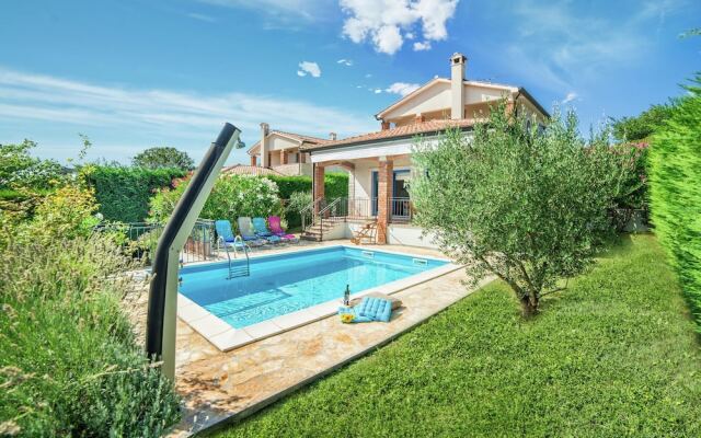 Detached modern villa with pool in Sveti Lovrec, near the beach and Porec