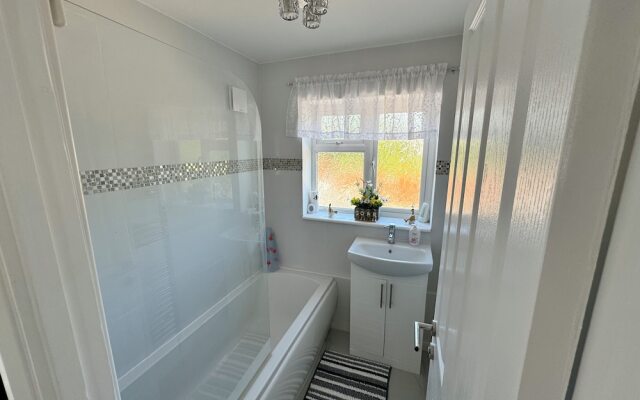Modern 3-bed Hideaway Near Westgate With Parking