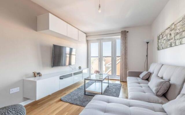2 Bed & 2 Bath Modern Apartment - Free Parking