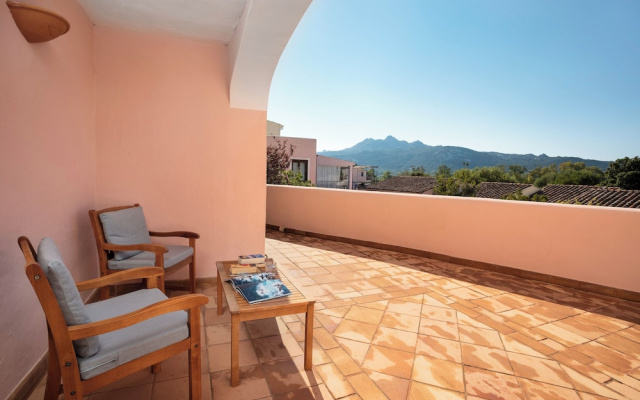 Hotel with swimming pool near Baja Sardinia