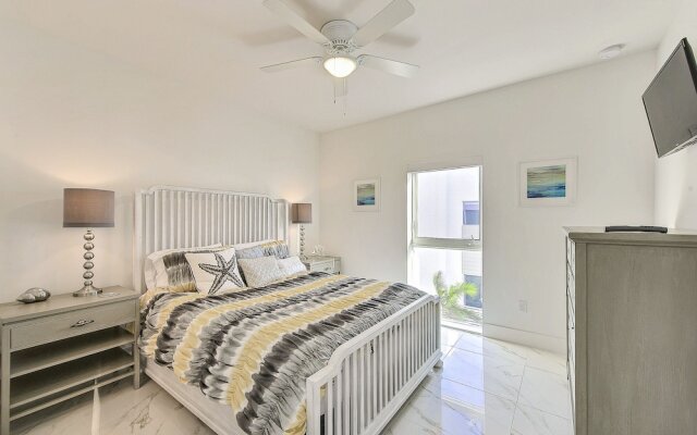 Tri-level Pompano Beach Townhouse by RedAwning