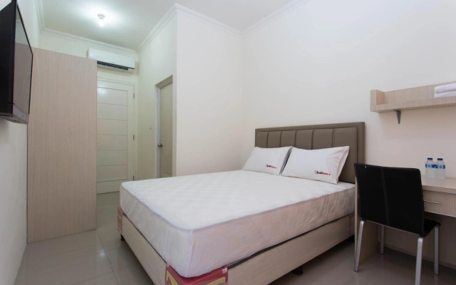 RedDoorz Plus near Siloam Karawaci – Guest Rooms – Curug