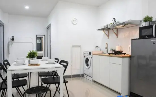 P1 Silom Pan large room full kitchen WIFI 4-6pax