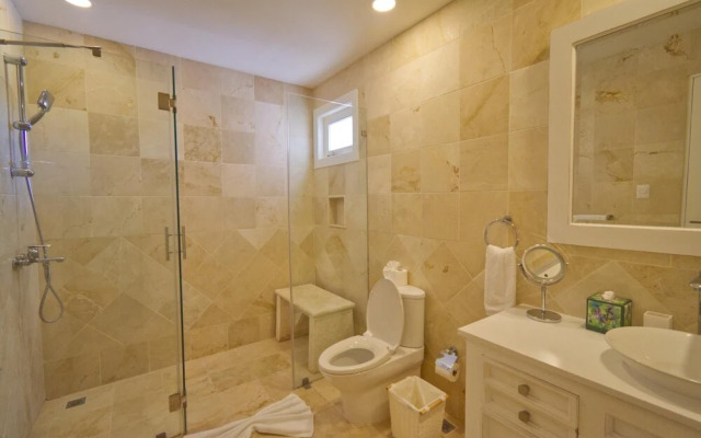 Fantastic 8-bedroom Golf-front Mansion Near the Beach