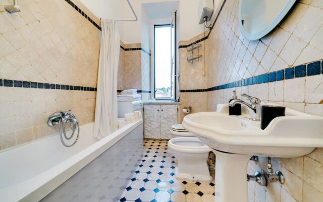Sunny Flat in Elegant Building Close to Colosseum