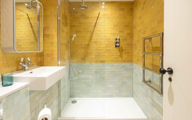 Three Bedroom Near Brick Lane by Belvilla