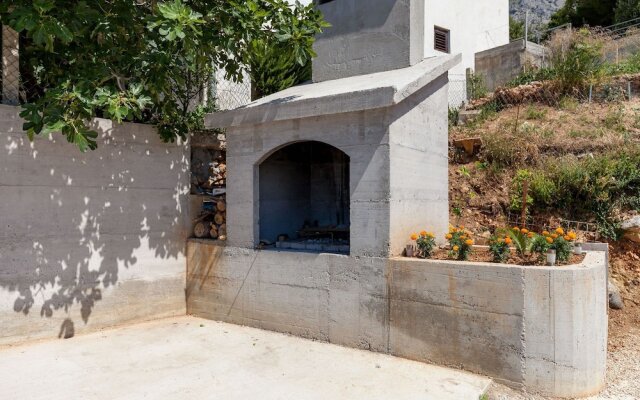 Ana - Free Parking - SA6