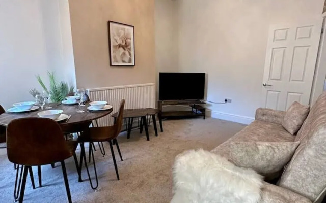 Three Bedroom Home Manchester sleeps 9