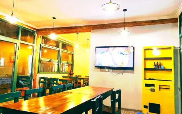 Qinghong Zaobai Hostel