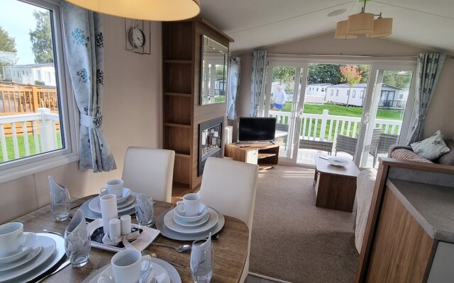 Immaculate 8-bed Cabin in Tattershall Lake