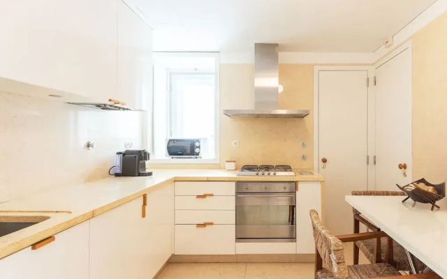 JOIVY Chiado Self Check-In 2-BR Flat w/Parking