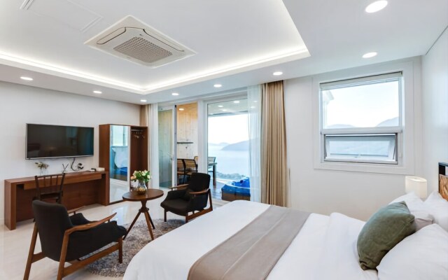 Geoje Mr. Jun Pool Villa