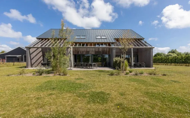 House in Vrouwenpolder near Beach
