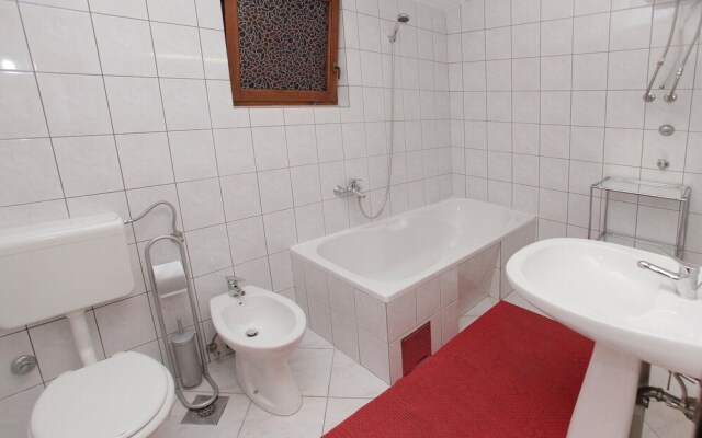 Amazing Home in Okrug Donji With 5 Bedrooms