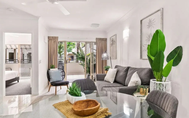 Lux Apartment Cairns - 9 Pools BBQ Gym
