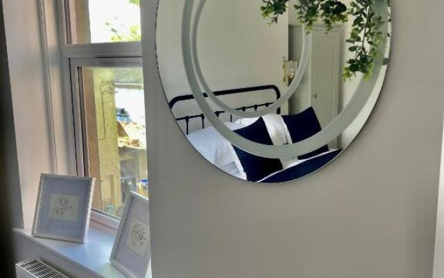 Seaview flat with balcony, spacious 2 bedroom