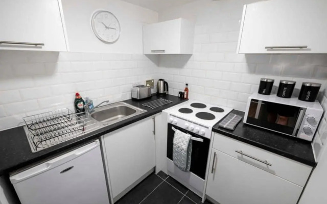 ☆ Bright, Modern West-End Apartment ☆