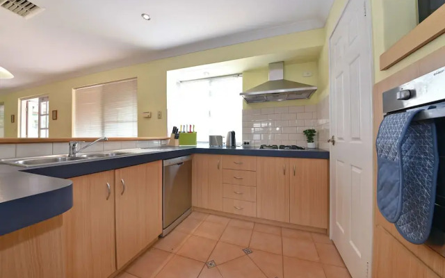 Redcliff Home Close to City & Airport