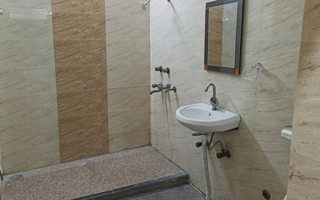 Hotel Shree Sai Dham Near New Delhi Railway Station, Paharganj