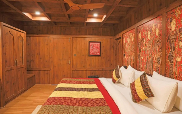 OYO EKTA Houseboat