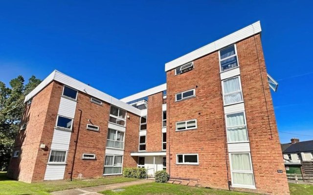 Captivating 1-bed Apartment in Enfield