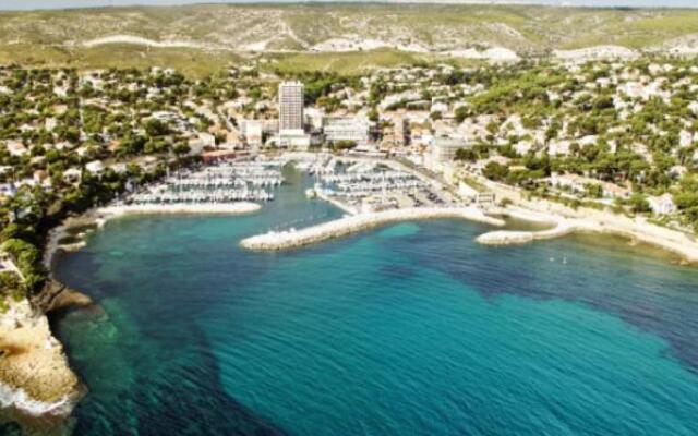 grand studio terrasse de standing vue mer et village