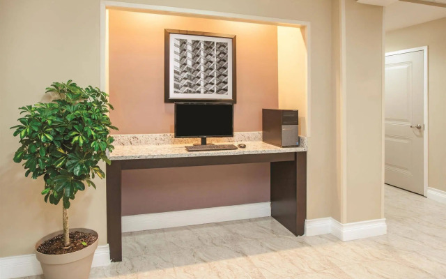 La Quinta Inn & Suites Far Rockaway - JFK Airport