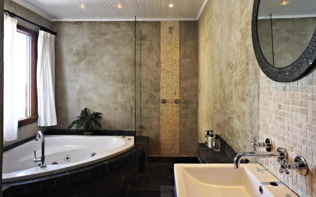 African Violet Guest Suites