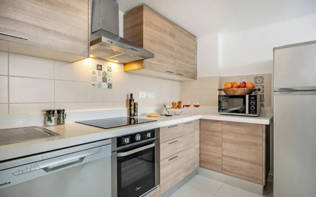 Marathon Beach Apartment - Sea View, Shared Pool