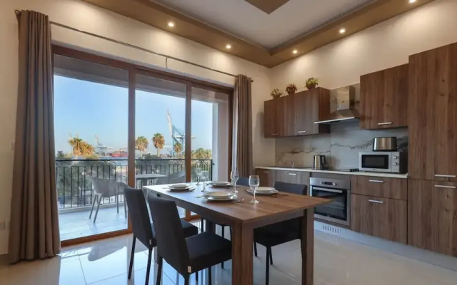 Gem Beachfront Apt With Amazing Bay and Sea Views