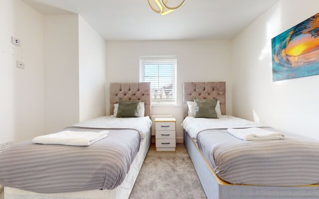 Tms Lovely 5-bed House in Stanford-le-hope