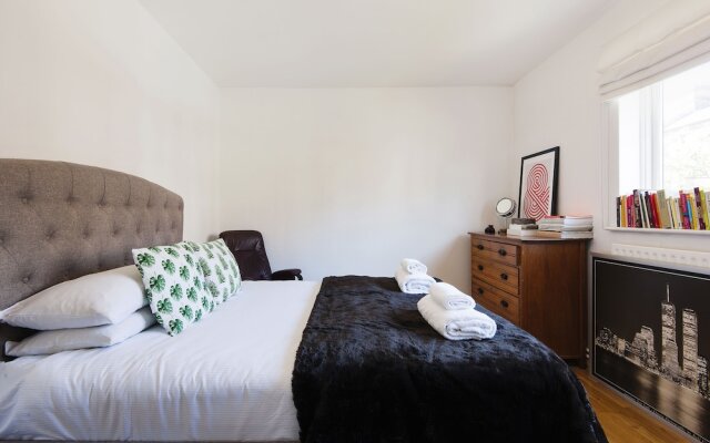 Bright and Breezy home by Clapham Common