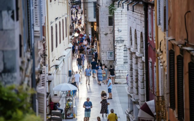 Rhythm Floating Hostel - Zadar