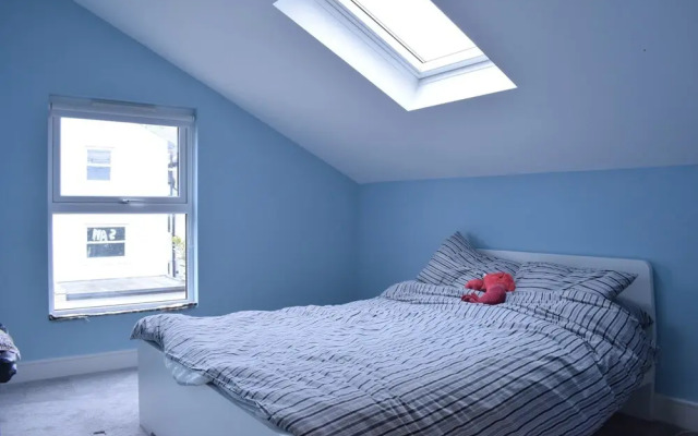 Retro 2 Bedroom Flat in Clapham