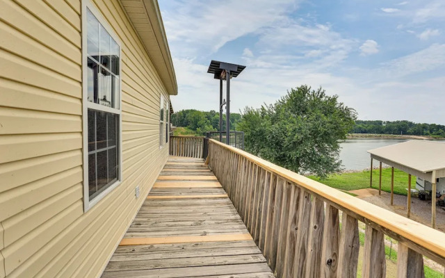 Tennessee River Retreat: Multi-level Deck & Views