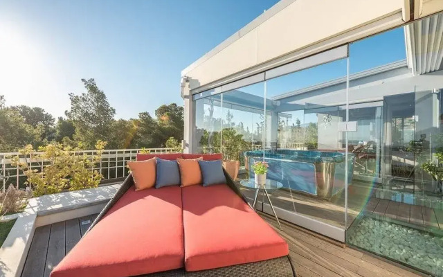 Sea View Apartment with Hot Tub & Sauna