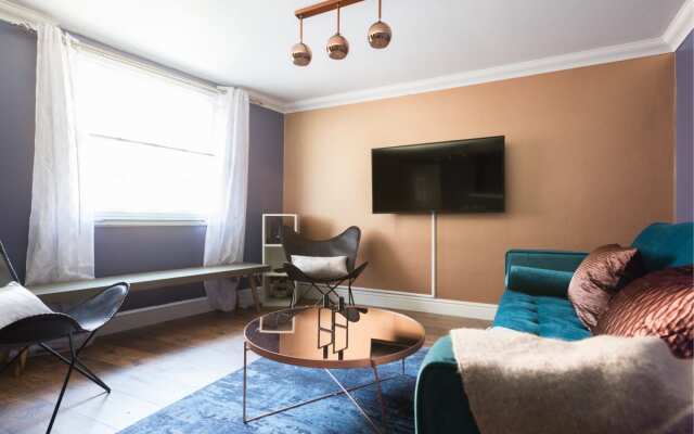 The Historic Gem - Sleek & Central 3BDR Maisonette