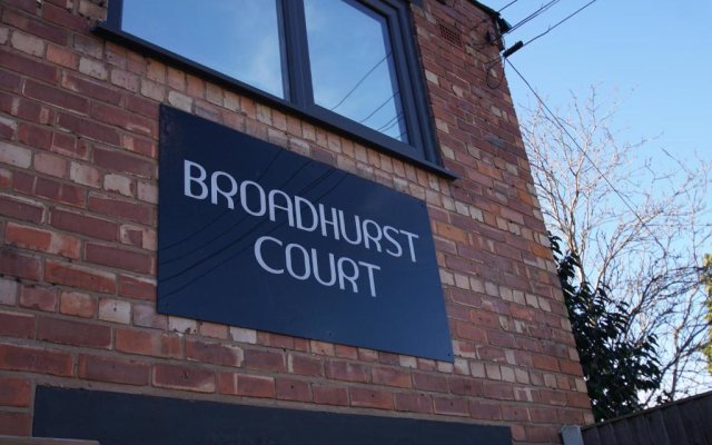 Air Host and Stay - Apartment 4 Broadhurst Court sleeps 4 minutes from town centre