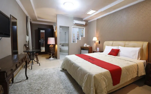 RedDoorz Plus @ Jalan Dharmawangsa