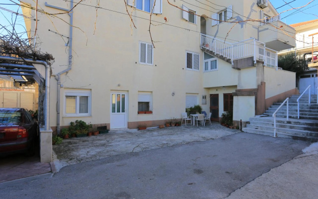 Apartments with a parking space Split - 19039