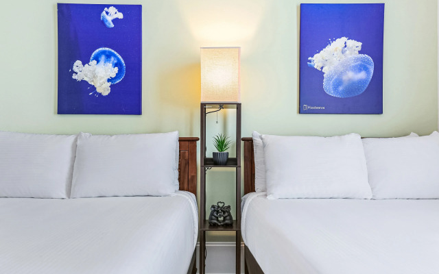 Spacious 5BR Urban Retreat with Balcony & Pool