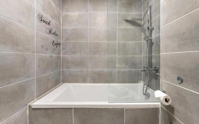 Ashview 2 - Heathrow - Thorpe Park - Free Parking