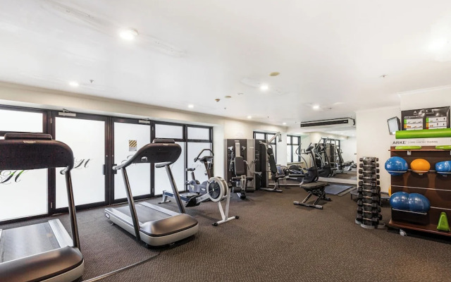 City Getaway 1BR Apt w Pool & Gym I Zodiak Stays