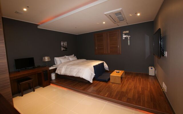 River Hotel